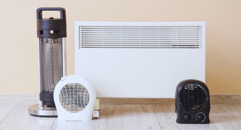 Plusieurs petits chauffages électriques d'appoint posés au sol