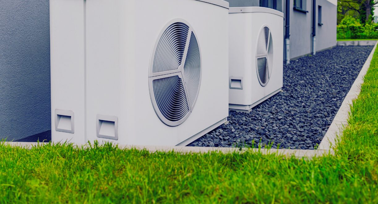 Unités de climatisation extérieures posées le long d'une maison moderne