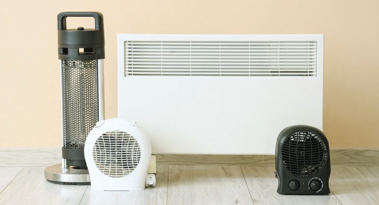 Plusieurs appareils de chauffage électrique posés au sol