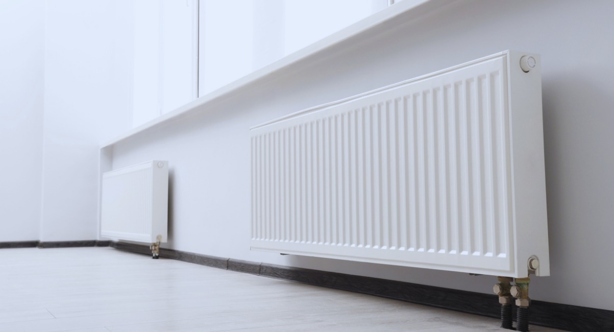 Radiateurs blancs modernes installés le long d'un mur