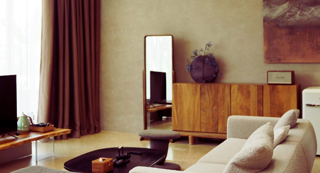 Salon spacieux au style minimaliste avec canapé et mobilier bois