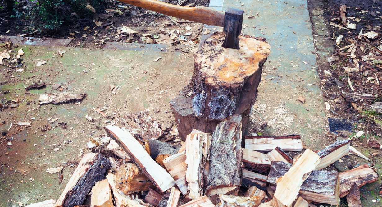 Tas de bûches de bois de chauffage fraîchement fendu avec une hache