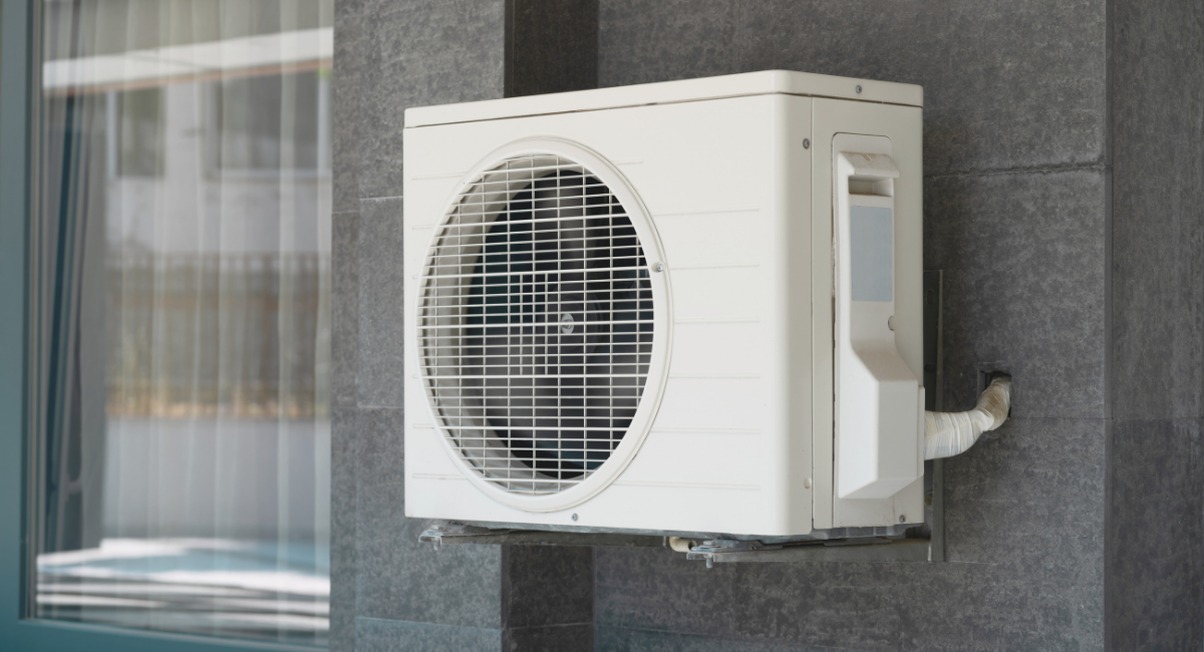 Unité extérieure de climatisation fixée au mur avec raccordement