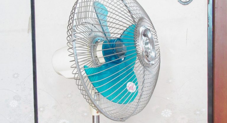Ventilateur électrique sur pied avec grille métallique en gros plan