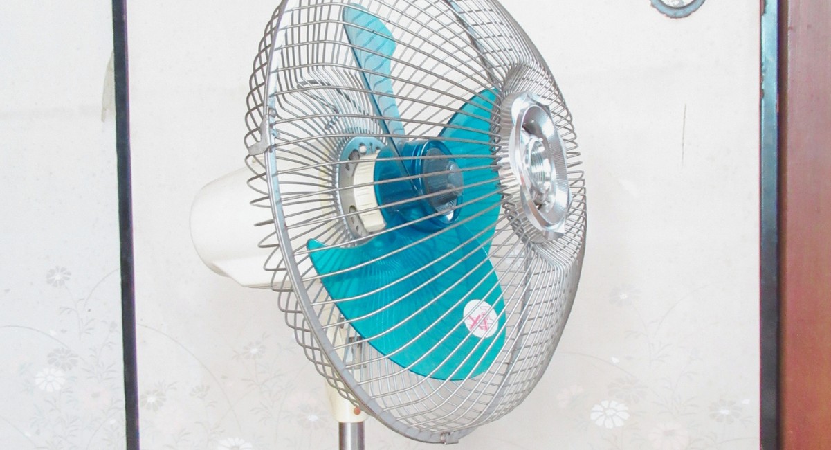 Ventilateur électrique sur pied avec grille métallique en gros plan